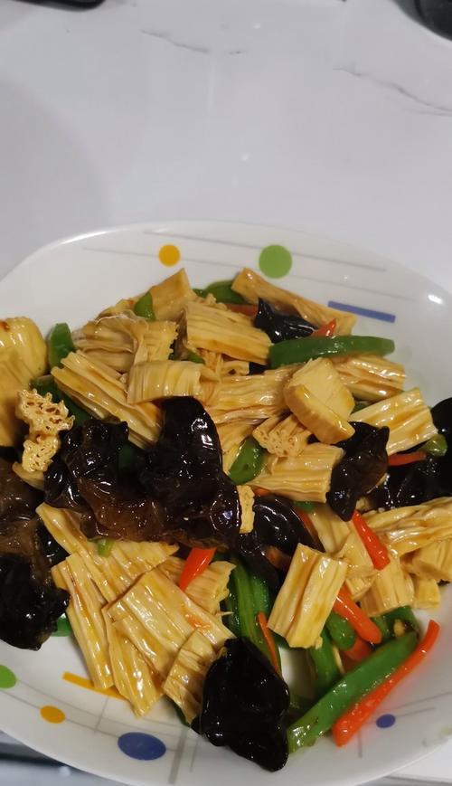 美味可口的娃娃菜腐竹烧丸子（丰富多彩的家庭美食）
