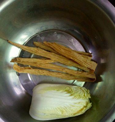 美味可口的娃娃菜腐竹烧丸子（丰富多彩的家庭美食）