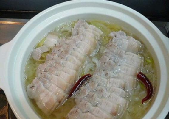美味又健康的氽白肉烹饪方法（家庭厨房也能轻松做出的健康佳肴）