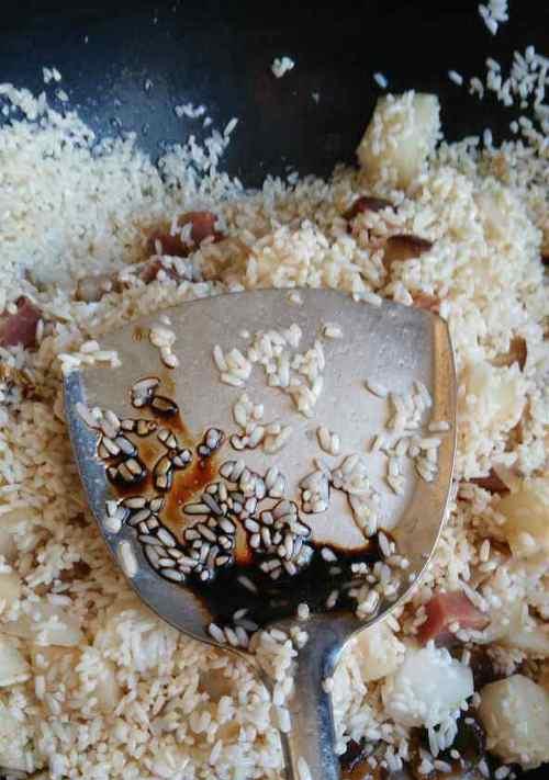 如何制作美味的土家香肠糯米饭（传统糯米饭做法）
