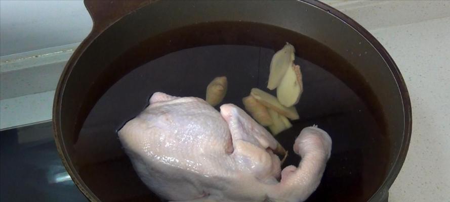 一碗土锅原味香菇鸡汤，暖心滋补（打造美味的健康食谱）