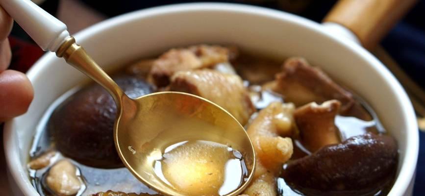 一碗土锅原味香菇鸡汤，暖心滋补（打造美味的健康食谱）
