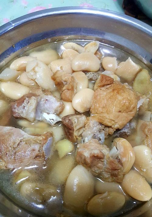 营养美味的土茯苓排骨汤（用土茯苓为食材制作美味的排骨汤）