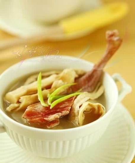 土茯苓绿豆老鸭汤的营养与做法（如何制作美味的土茯苓绿豆老鸭汤）