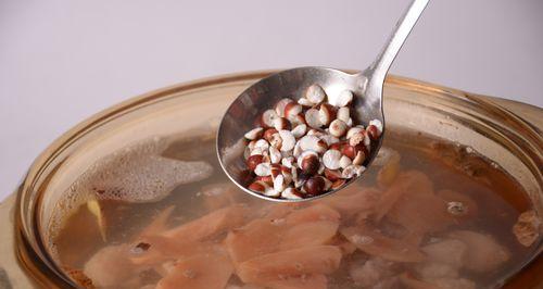 土茯苓煲猪骨汤——清热解毒的营养之选（家常煲汤）