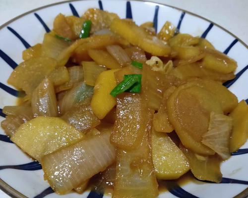 口感十足的土豆洋葱香肠丁料理（美味佳肴）