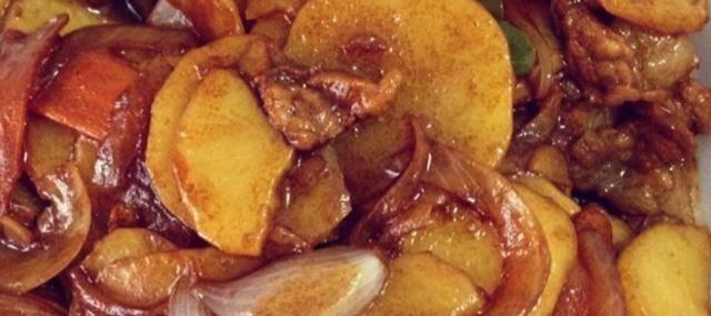 口感十足的土豆洋葱香肠丁料理（美味佳肴）