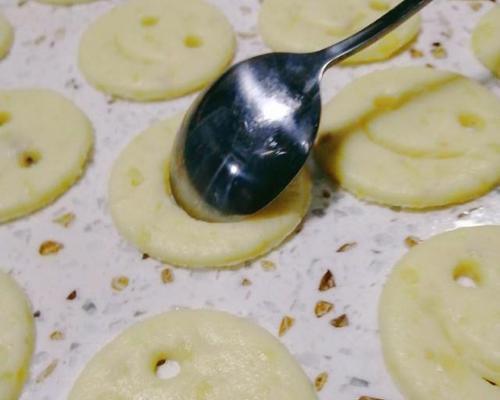 土豆笑脸饼的制作方法（快乐时光的必备小食）