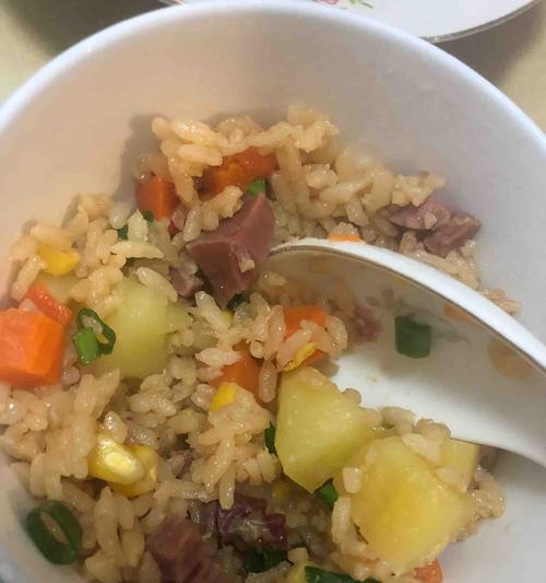 美味土豆香肠腊肉焖饭的制作方法（家庭中的经典美食）