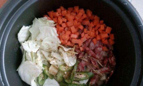 土豆香肠胡萝卜焖饭的家常做法（家庭美食）