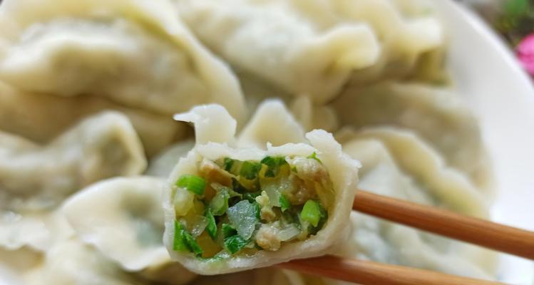 用土豆制作美味饺子（传统味道的家常美食）