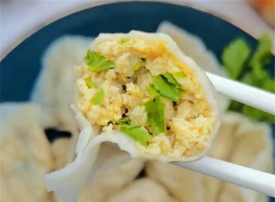 用土豆制作美味饺子（传统味道的家常美食）