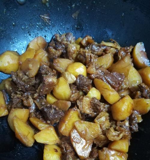 用土豆煨牛肉，暖胃又暖心（慢炖出的牛肉香浓入味）