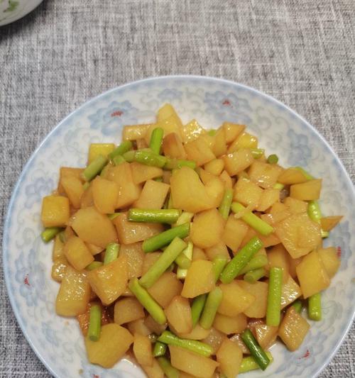 味蕾盛宴——土豆条炒蒜苔（简单易学的做法让你爱上家常菜）