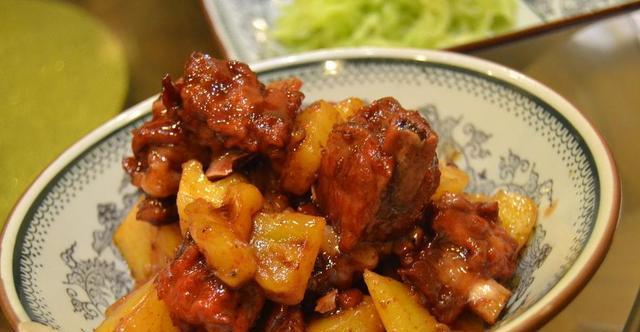 土豆蒜子烧扣肉，口感鲜美（家庭美食大赏）