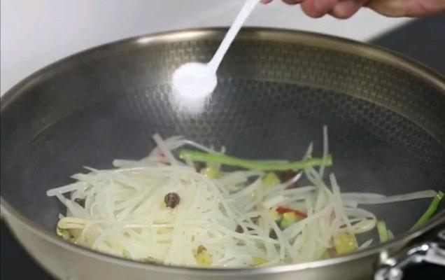 教你做一碗美味土豆丝汤（家常菜谱）