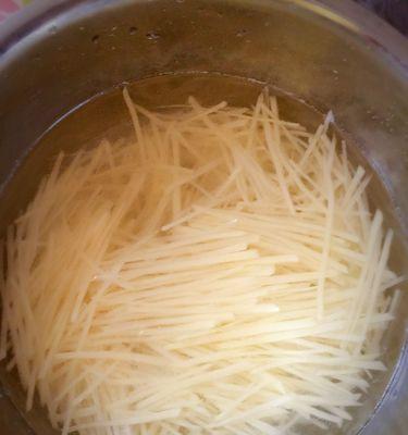 如何制作美味健康的土豆丝豆渣饼（用健康素材打造美味佳肴）