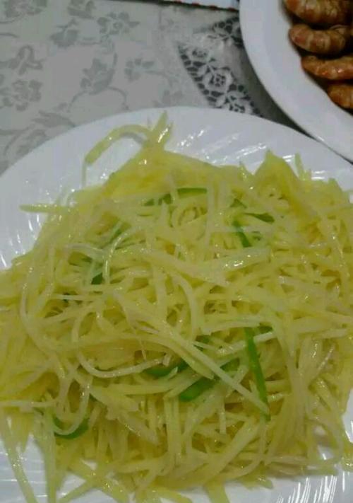 如何制作美味健康的土豆丝豆渣饼（用健康素材打造美味佳肴）
