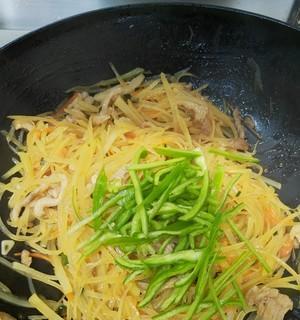 土豆丝炒肉丝，美味又营养（掌握这些技巧）