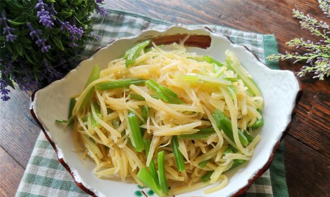 家常美食土豆丝炒芹菜（一道营养丰富又简单易做的素菜）