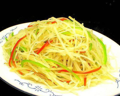 一道营养丰富又美味的家常菜——土豆丝炒胡萝卜丝（做法详解）