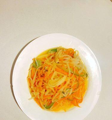 一道营养丰富又美味的家常菜——土豆丝炒胡萝卜丝（做法详解）