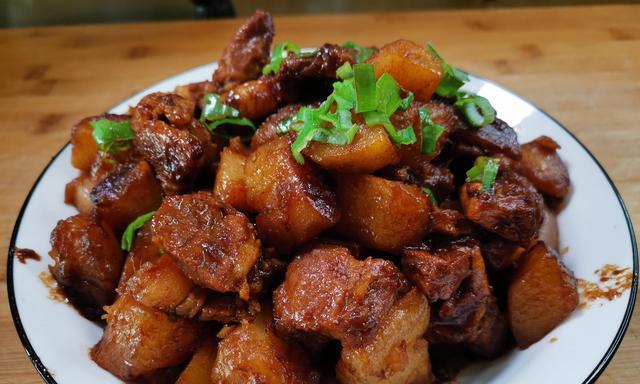 学会这个做法，土豆烧五花肉不再单调（美食品味佳）