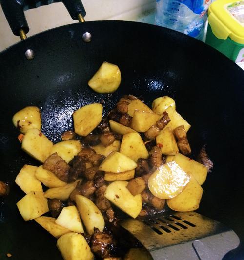 学会这个做法，土豆烧五花肉不再单调（美食品味佳）