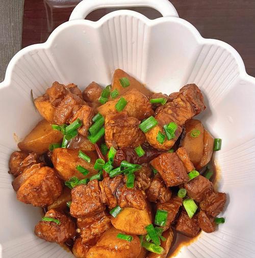 学会这个做法，土豆烧五花肉不再单调（美食品味佳）