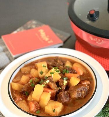 四川土豆烧牛肉，味蕾的双重享受（教你如何做正宗的四川土豆烧牛肉）