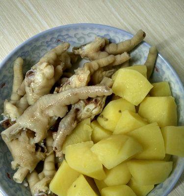 土豆烧鸡爪大全（多样做法教你一步步制作）