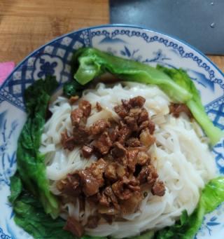台式香菇卤肉拌面的做法（让你在家也能轻松做出道地的台式美食）