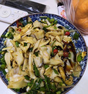 以塔香杏包菇为主题的美食烹饪指南（轻松学会打造口感鲜美的菇菇佳肴）