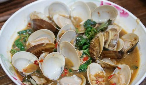 美味塔香蛤蜊面的烹制秘诀（蛤蜊、香料、鸡高汤）