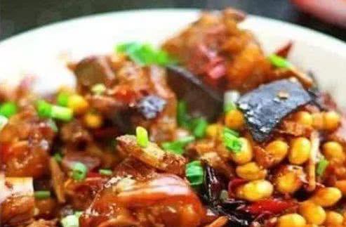 美味塔吉锅版焖猪蹄（传统美食的独特魅力）