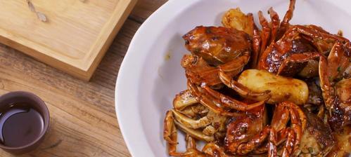 梭子蟹烩年糕的制作方法（一道美味的海鲜年菜）