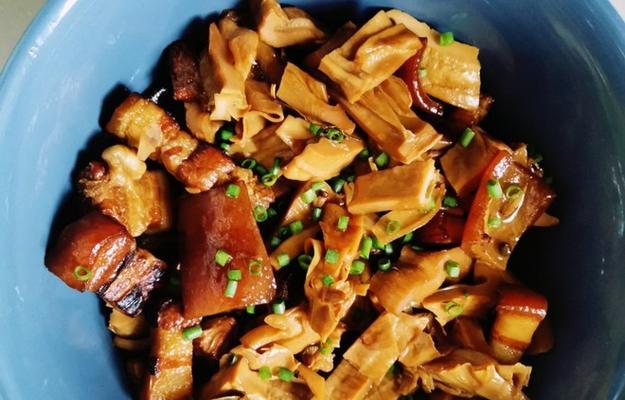 家常美食，以笋干炒肉丝（香气四溢）