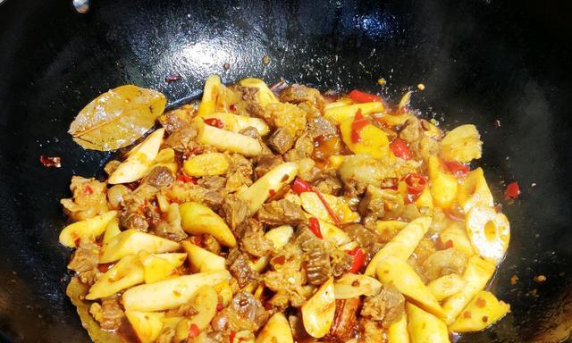 笋炖牛腩的美味做法（清香笋味与鲜美牛腩的完美融合）