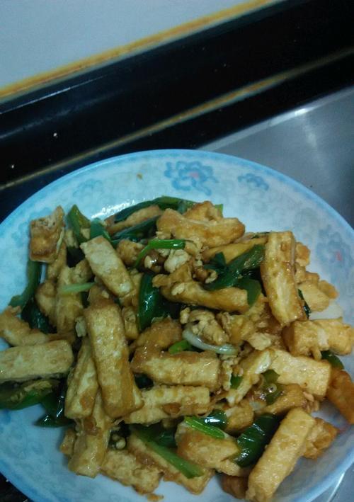 尝试碎花生辣豆腐，美味又健康（怎样将辣豆腐变得更加美味）