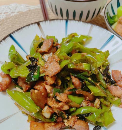 蒜叶炒肉，香气四溢的家常美味（以蒜叶为主角）