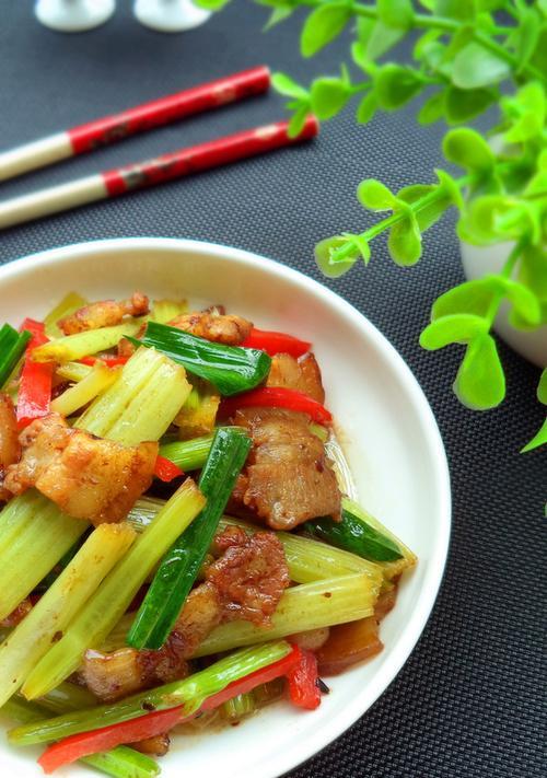 蒜叶炒肉，香气四溢的家常美味（以蒜叶为主角）