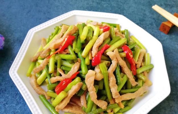 一道美味简单的蒜心炒肉（健康营养）