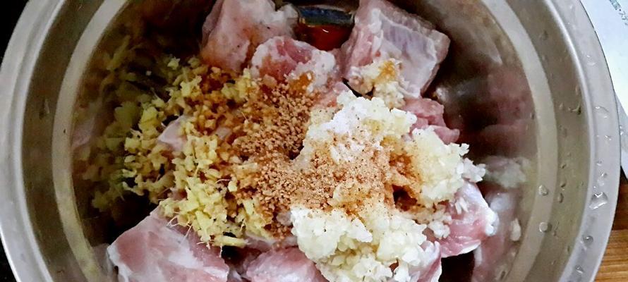 蒜香猪排饭的制作方法（用美味的猪排和蒜香调味品）