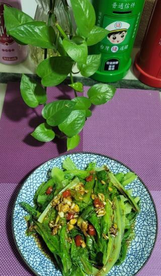 鲜香可口，健康美味——蒜香油麦菜的制作方法（如何制作一道色香味俱佳的蒜香油麦菜）