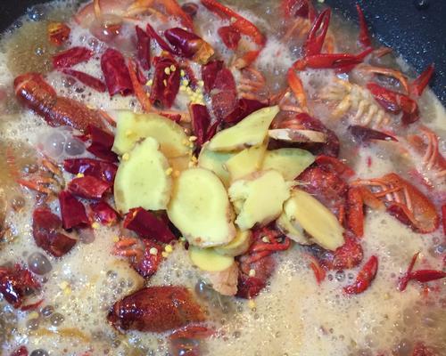 尝试自制蒜香小龙虾，做出美味佳肴（用家常食材）