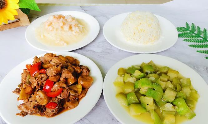 蒜香四色的美食盛宴（一道色香味俱佳的佳肴赏析）