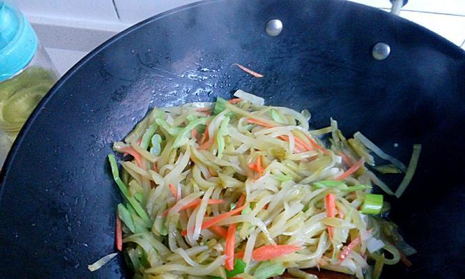 蒜香四色的美食盛宴（一道色香味俱佳的佳肴赏析）