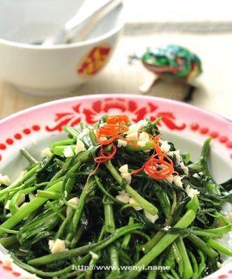 以蒜香爽辣为特点的空心菜制作法（爽口可口的健康美食）