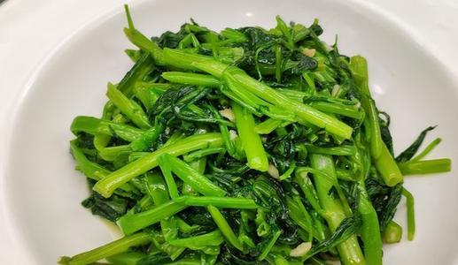 以蒜香爽辣为特点的空心菜制作法（爽口可口的健康美食）