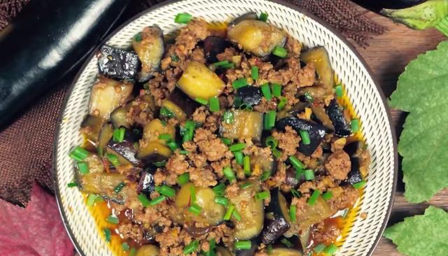 学会做蒜香肉末茄子，让你回味无穷（简单易做的美味佳肴）